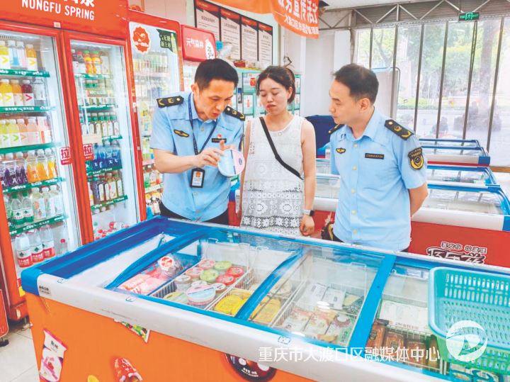 区市场监管局守护群众“清凉权益”执法人员检查冷冻饮品