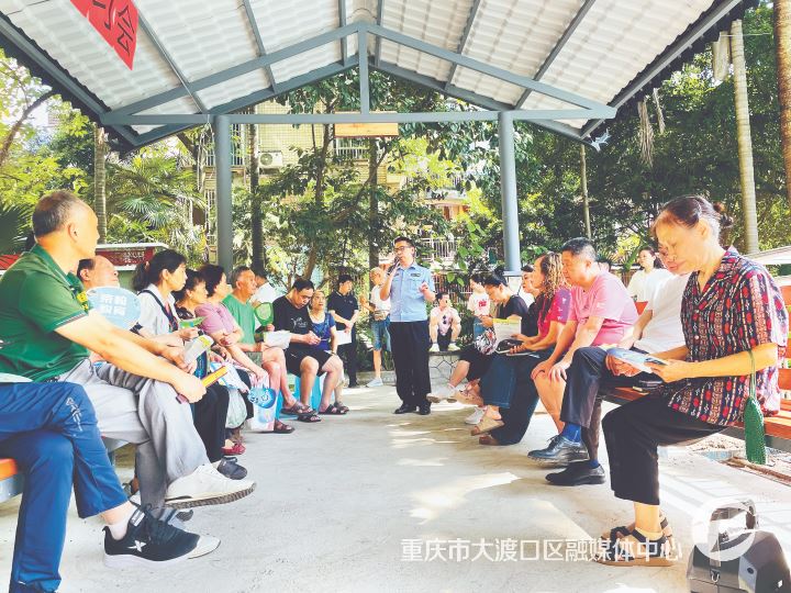 小区破旧长廊两周焕新颜