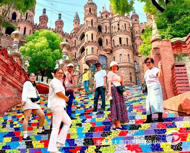 东南亚游客畅游华生园金色蛋糕梦幻王国