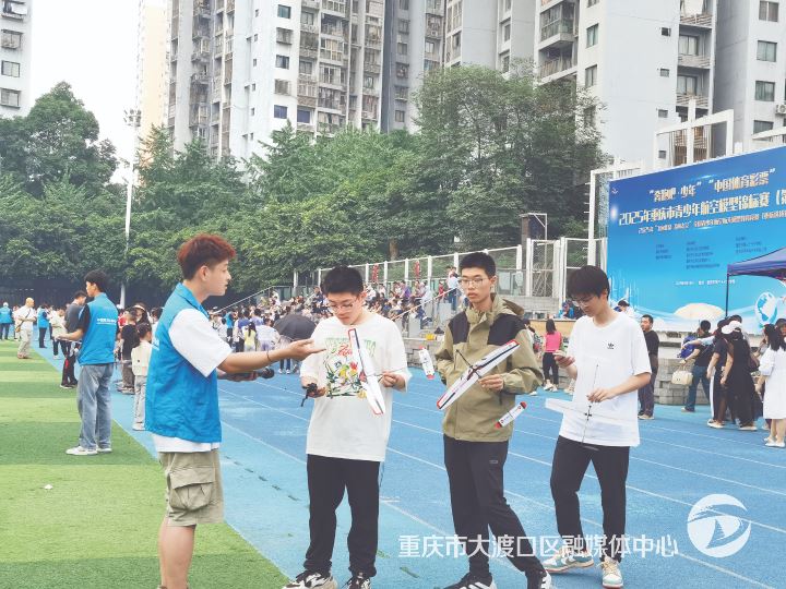 七百多名青少年在大渡口点燃“飞天梦”