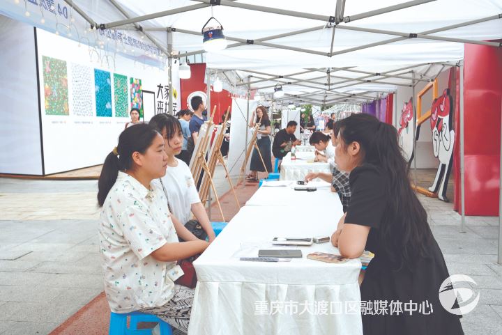 大渡口“就业列车”开进商圈夜市