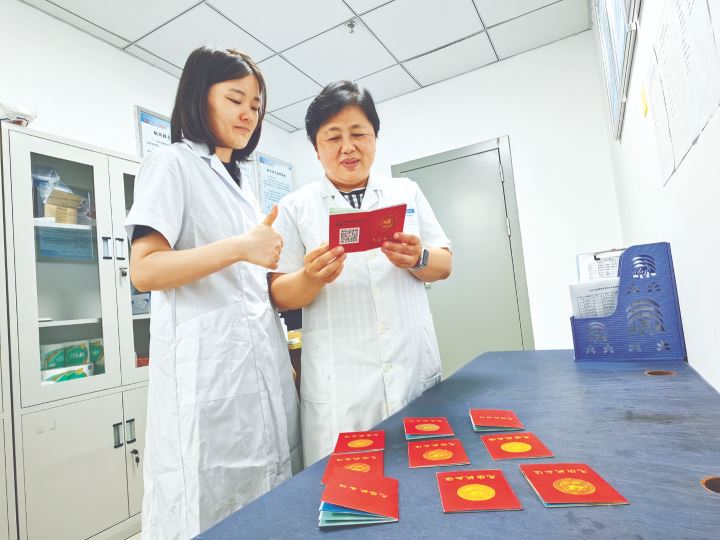 杨琴:26年无偿献血5600毫升