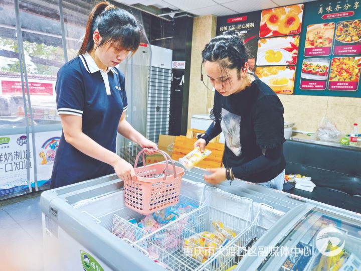 炎炎夏日平价雪糕走俏市场