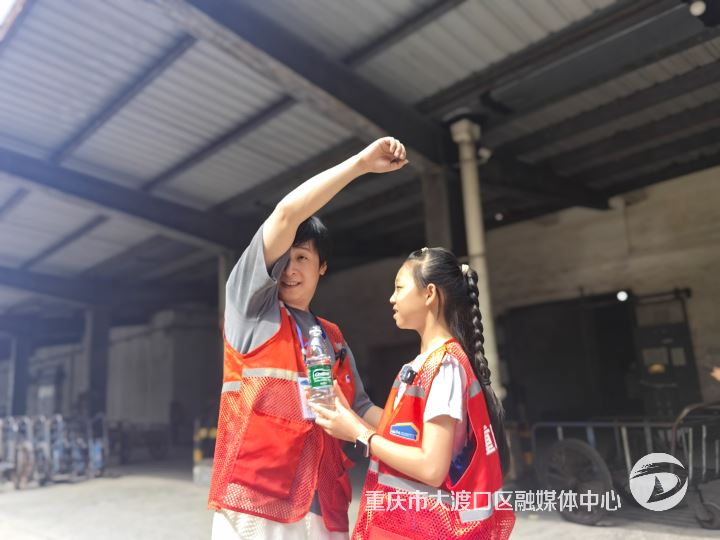 11岁女孩在冻库体验 “冰火两重天”