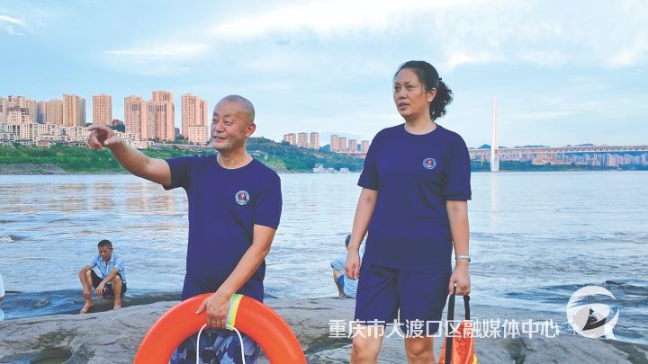 以浪为尺 以爱为锚 巡逻夫妻的江岸民生“坐标”