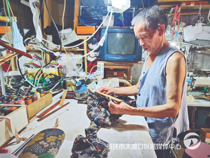 78岁老裁缝和他的小店