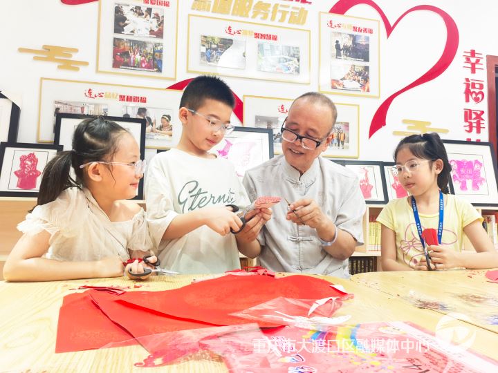 世间百态刻纸上 公益善举暖人心