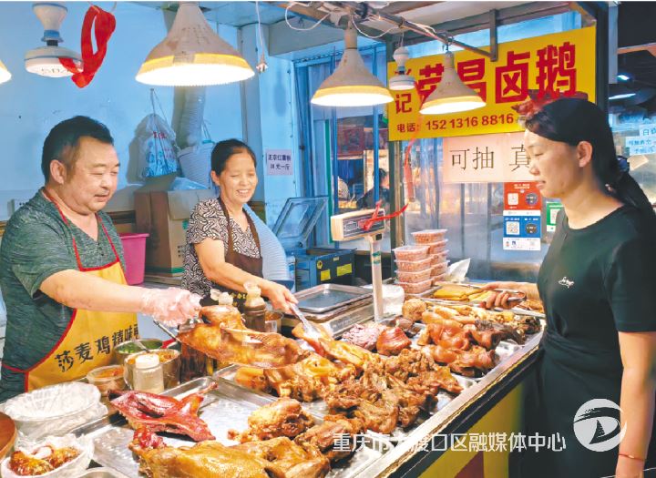 一家守着卤菜摊 同心熬出幸福味