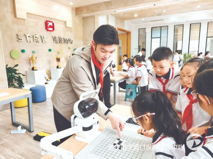 围棋世界冠军李轩豪走进慧泉小学