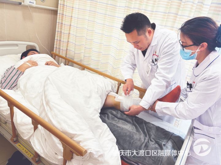 传统中医贴敷 巧治踝部骨伤