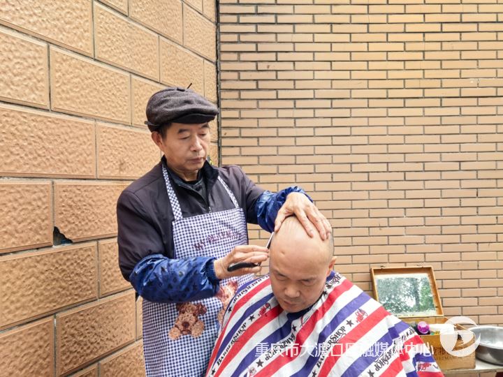 六旬剃头匠走街串巷四十余年