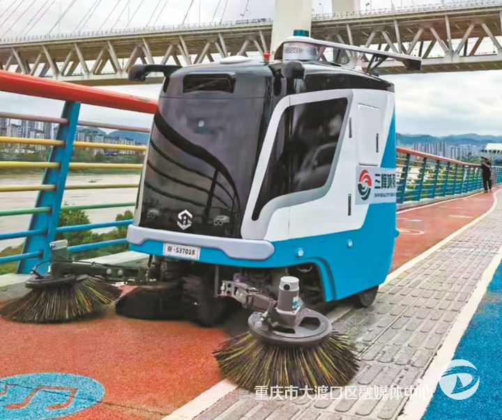 无人驾驶清扫车“上岗”