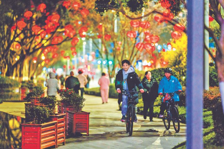 大渡口迎春灯饰陆续亮起来