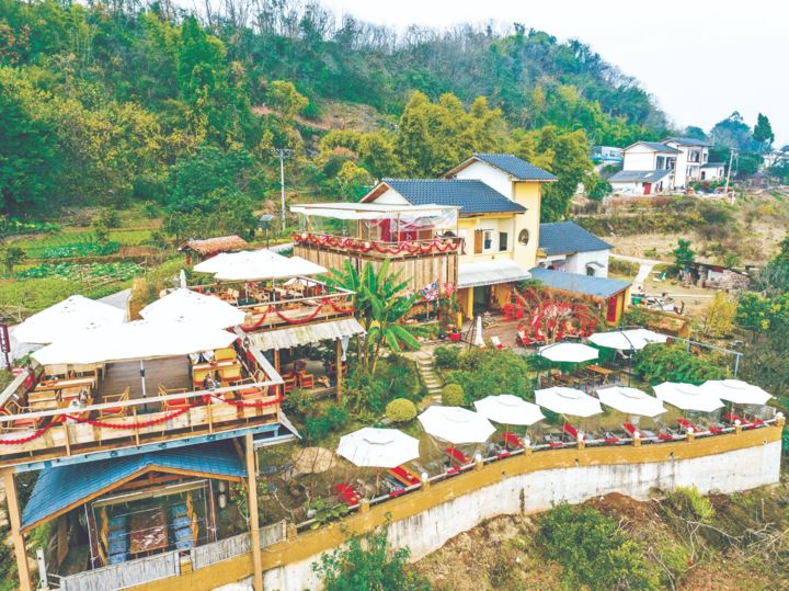 隐于金鳌村的世外桃源 市民在“山屿汐·蕓”拍照