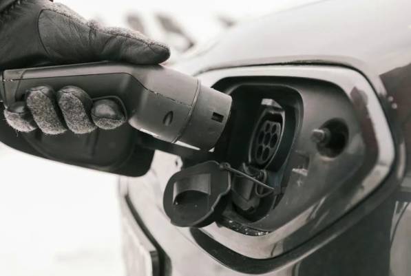 天冷充电慢?其实是充电前这个动作没做对